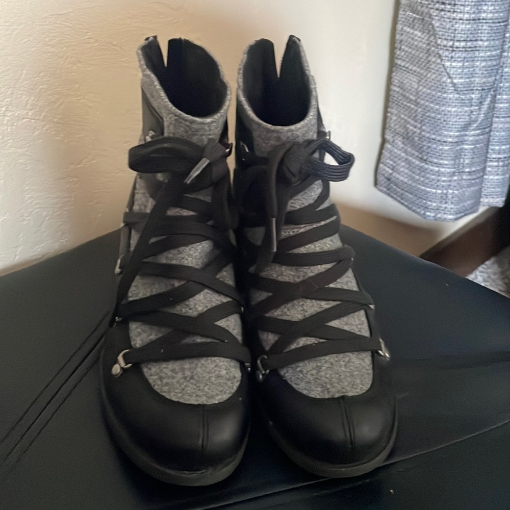 Women’s size 7 1/2 Merrell black boots. Small heel. Very minimal wear.